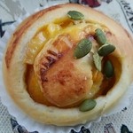 パン工房　みかづきふくろう - かぼちゃパン
