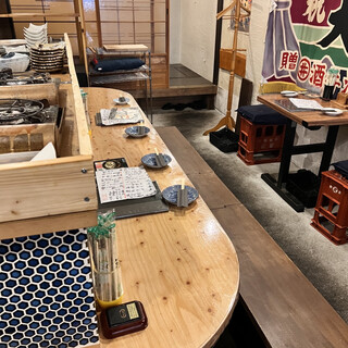 昼から元気に営業！カウンター席と個室を備えた気さくな空間