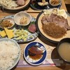食堂でべこ。
