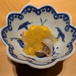 鮨 季らく - ハマグリのカラスミパウダー
