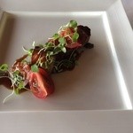 ガーデンレストラン徳川園 - 牛サーロインのイタリアータ オリエンタル風 完熟トマトと旬菜を添えて