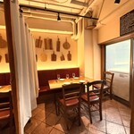 Trattoria L'astro - ソファー席をカーテンで仕切ることで半個室になります。4名席