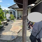 きこり - 外で座って並ぶ様子