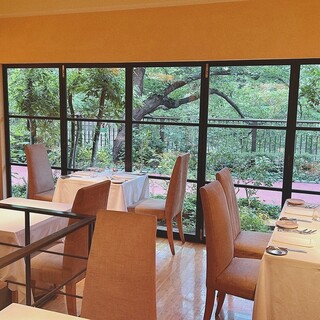 ランチは自然光の中で、ディナータイムは落ち着いた雰囲気で