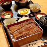 炭火焼うなぎ 東山物産 - 手前　極上重　　　奥　中丼