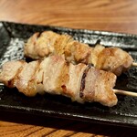 鳥よし - 料理写真:豚精肉（手前）と鳥精肉（奥）