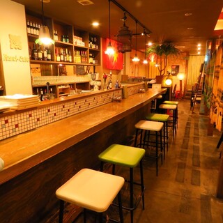 異国情緒漂うおしゃれな空間は、気軽なお食事・バー利用にも◎