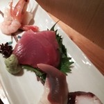 いな村 - 刺身定食。UP。
            手前から蛸、ホッキ貝、鰹、甘エビとホタテ。
            