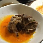炭火焼肉 焼きしゃぶ にく式 - 卵黄に絡めて〜