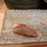 銀座 鮨 しょう介 - 春日(かすご)昆布じめ⋯噛み締めるごとに、旨みが口いっぱいに広がる。染み入る旨さだ。