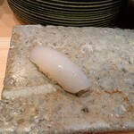 銀座 鮨 しょう介 - 白イカ(塩つき、酢橘)⋯ねっとりながら、しっかりとした食感。塩との相性は抜群
