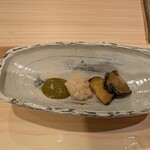 銀座 鮨 しょう介 - 蒸し鮑、肝ソース、酢飯⋯鮑の食感、旨み、鮑肝のコクを赤酢白酢飯と楽しむ。