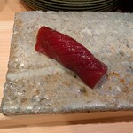 銀座 鮨 しょう介 - 鮪漬け⋯出汁醤油を軽く漬け、鮪本来の旨みが美味しく楽しめる。