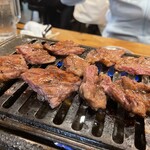 焼肉大衆酒場 真 肉焼屋 - ドデカハラミ焼き上がり