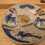 銀座 鮨 しょう介 - 太刀魚の焼き物、淡路刻み玉ねぎソース⋯タンパクながら、しっかりとした太刀魚の旨みが楽しめる。