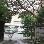 鎌倉 松原庵 - 門横に駐車スペース（４台）が・・・