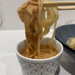 左とう - 濃厚つけ汁に浸して麵リフト