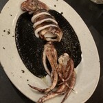 スモークアンドスミビ 102 - イカ炭火焼き墨ソース～バスク風～