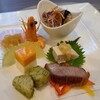 中国料理 桃李 - 桃李特製前菜の盛り合わせ
                  ①鰹のタタキ、麻辣ソース掛け②海月③蒸し車海老④人参のムースとクリームチーズのムース⑤帆立貝柱のバジルソース和え⑥蒸し鶏の摺り生姜載せ⑦豚肉叉焼⑧ゴーヤ