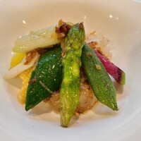 中国料理 桃李 - ⑨夏野菜(グリーンアスパラガス&オクラ&白葱&ズッキーニ&紅芯大根&ヤングコーン)とシーフード(烏賊&帆立貝柱)の桃李オリジナルXO醤炒め
                      ホテルらしい上品さ、鍋から盛り付けて提供迄の数秒のロスがねぇ