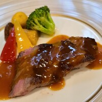 中国料理 桃李 - ⑫黒毛サーロインステーキのコチジャンソース掛けと炒め夏野菜(赤パプリカ&黄パプリカ&エリンギ&馬鈴薯&ブロッコリー)添え
                    お肉は軟らかかったです