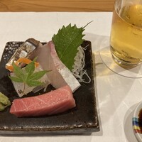 魚と炭と鉄板と ととと - 手前は滋賀の赤コンニャクです