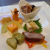 中国料理 桃李 - 桃李特製前菜の盛り合わせ
                    ①鰹のタタキ、麻辣ソース掛け②海月③蒸し車海老④人参のムースとクリームチーズのムース⑤帆立貝柱のバジルソース和え⑥蒸し鶏の摺り生姜載せ⑦豚肉叉焼⑧ゴーヤ
