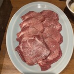 炭火焼肉ホルモンさわいし - タン(薄切り)
