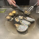 名駅 鉄板焼 牛吟 - 活け鮑焼き中