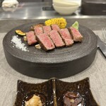 名駅 鉄板焼 牛吟 - Ａ５黒毛和牛サーロインとタレ二種