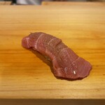 鮨 太一 - 中トロ:写真を拡大すると隠し包丁の細かさにびっくり