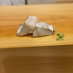 鮨 太一 - 太刀魚:断面から身の厚さが良く分かる