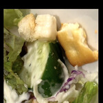 CRYSTAL CURRY & CHICKEN HOUSE - 何故かシーザーのクルトンの代わりに甘めのビスケット　　byまみこまみこ