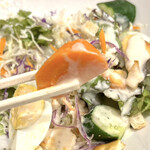 CRYSTAL CURRY & CHICKEN HOUSE - ボコんな人参　奥に細かい人参の千切りもあるから　敢えてこんな切り方なんでしょうかっ〜　美味しんです　byまみこまみこ