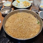 博多もつ鍋 前田屋 - ちぢれ麺