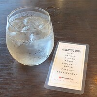 ウルフギャング・パック カフェ - お冷とフリードリンクメニュー