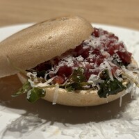 金山成吉思汗 - 最中のサンド     タルタル仕立て
                    フレッシュな赤身の羊肉を挟んで　　ペコリーノチーズ