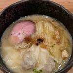 Ramen FeeL - 真ん中の粉は、フライドオニオンの削り粉でしたっけ？