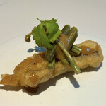 フレンチレストラン・プレジール - 穴子のフリットは 生の玉葱アレルギーを持っている方がいると伝えていたため その方だけ 食材を変えて ワラビがのっていました