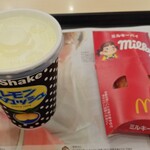 マクドナルド - ドリンク写真:マックシェイク(®レモンスカッシュ)(S)、ミルキーパイ