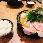 横浜家系ラーメン豚骨男 - 