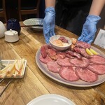 檸檬 - 盛り合わせ。大量のねぎと、細切りのフレッシュなリンゴがサッパリします