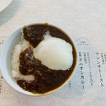 ホテル白菊 - オニオンカレー。玉ねぎの甘みの後からピリ辛追っかけてくる。温泉卵載せてみた