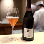 多仁本 - マルゲのシャーマン、そのロゼ。
      シャルドネ75、ピノ・ノワール25ぐらいです。
      アプリコットのような甘酸っぱさが、とても魅力的♪
      いきなり幸せです。