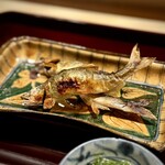 多仁本 - 天竜川の鮎を炭火焼きで。いいサイズですねぇ。
                                これはもう、直球に美味しいー！
                                一般的な蓼酢ももちろん合いますが、緑酢もこれまた完璧に合います。
                                あっという間になくなっちゃった(^^)