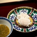 多仁本 - 程よく肉厚な鱧。
      以前から、多仁本さんの鱧は好物。こちらも自家製のちり酢で。