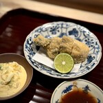 多仁本 - ドーン！と、徳島からの大ぶり牡蠣をフライで。
      ソースも用意いただきますが、自家製タルタルをたっぷり付けて、豪快にいただきます！
      うまぁ〜(^^)