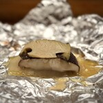 多仁本 - 鮑、椎茸、玉葱をホイル焼きで。
      なんの気ない一皿だけど、これまた肉厚の椎茸の旨味が爆裂です（笑）