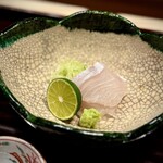 多仁本 - お造りは、めいち鯛。
      お塩と醤油がありますが、この品のある甘さには、私は断然お塩！
      ねっちりした弾力も素晴らしい。