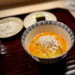 多仁本 - お食事の充実ぶりも、多仁本さんの嬉しいところ♪
      いっぱいのお腹に、もう一段ギアを上げることが求められます（笑）
      まずは卵かけご飯。私は全卵派です。
      しらすを載せたら、これももうご馳走(^^)